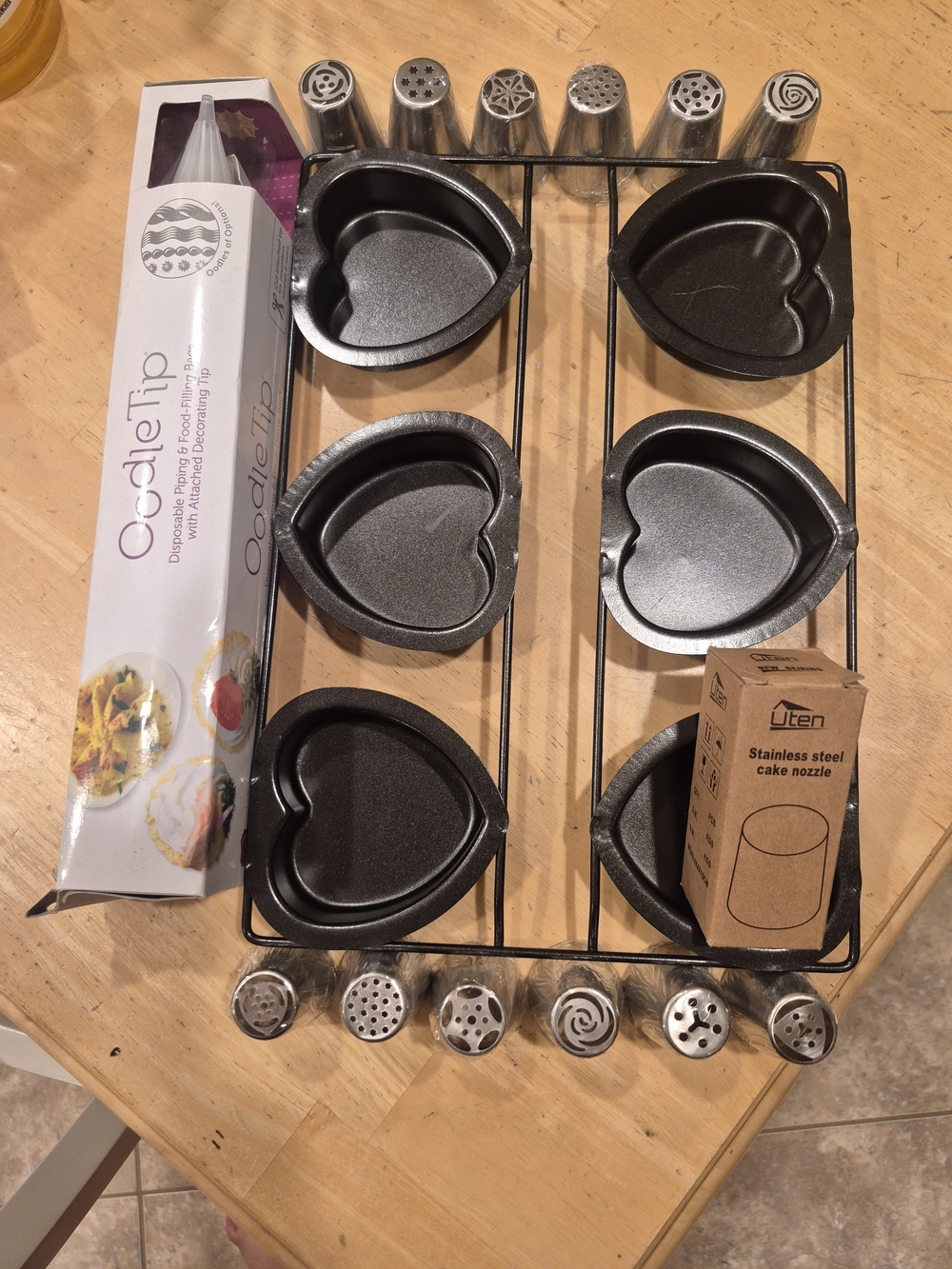 OodleTip Heart-Shaped Mini Cake Pan Set with Piping Nozzles - Black